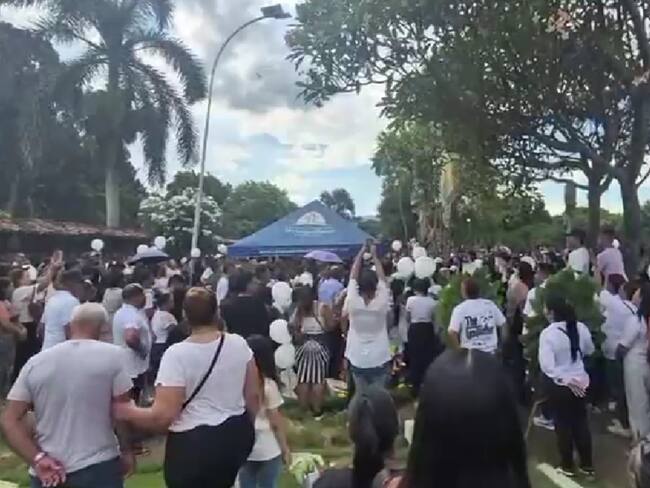 Así despidieron a Juan Diego Martínez, de 17 años, víctima del atentado con explosivos en Cali. Foto: Captura de pantalla.