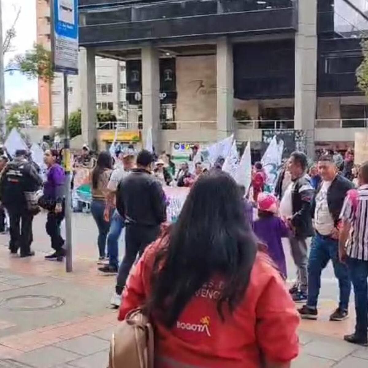 Campesinos bloquean Carrera Séptima en Bogotá exigiendo soluciones por inseguridad rural