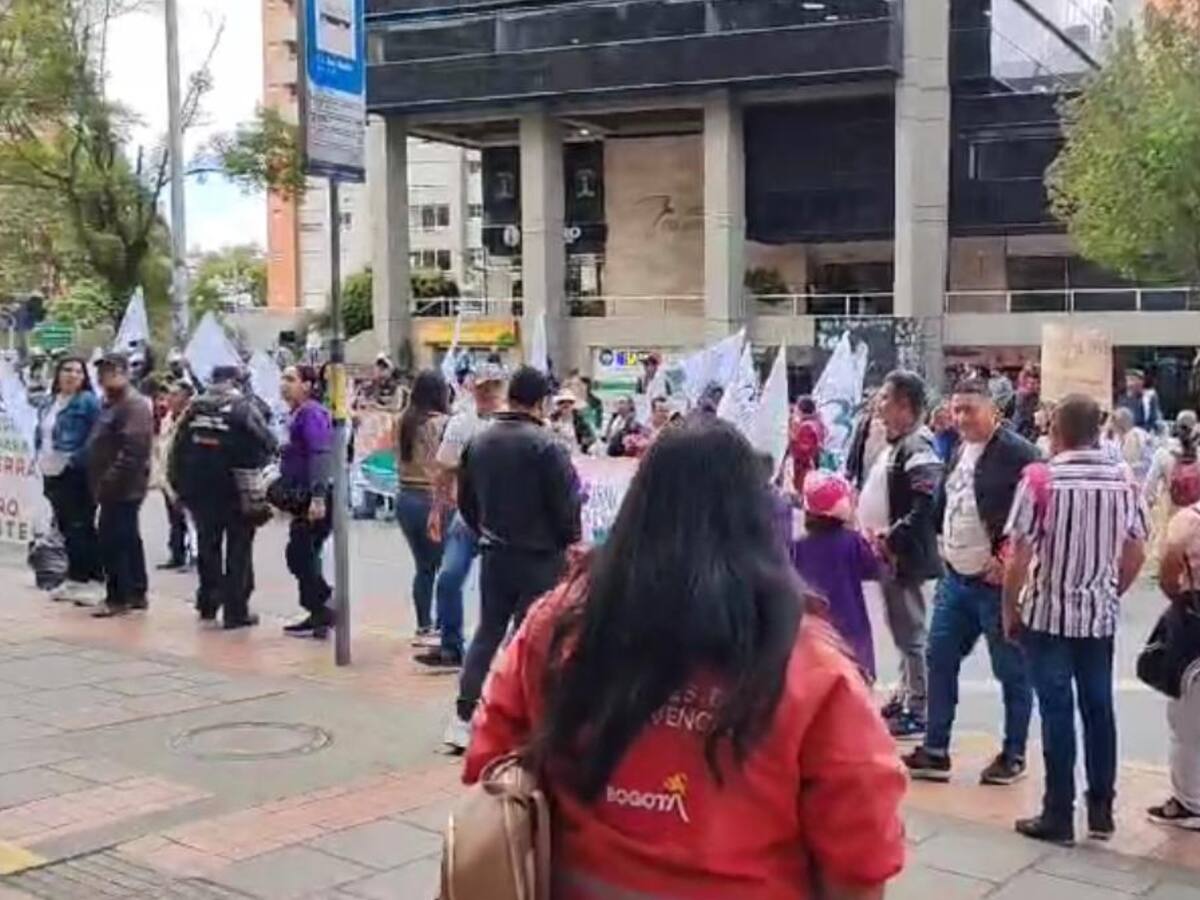 Campesinos bloquean Carrera Séptima en Bogotá exigiendo soluciones por inseguridad rural