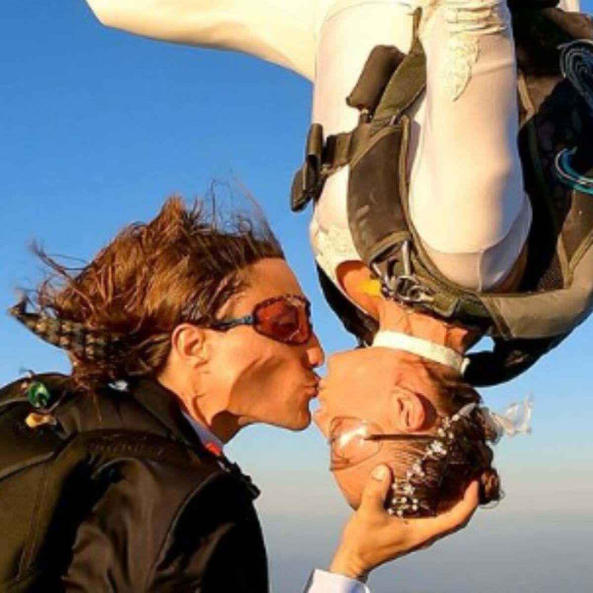 Paracaidista italiana hizo su boda en el aire: esta es su historia
