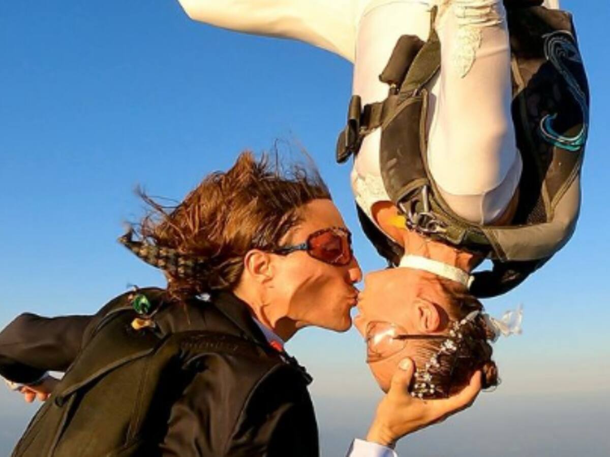 Paracaidista italiana hizo su boda en el aire: esta es su historia