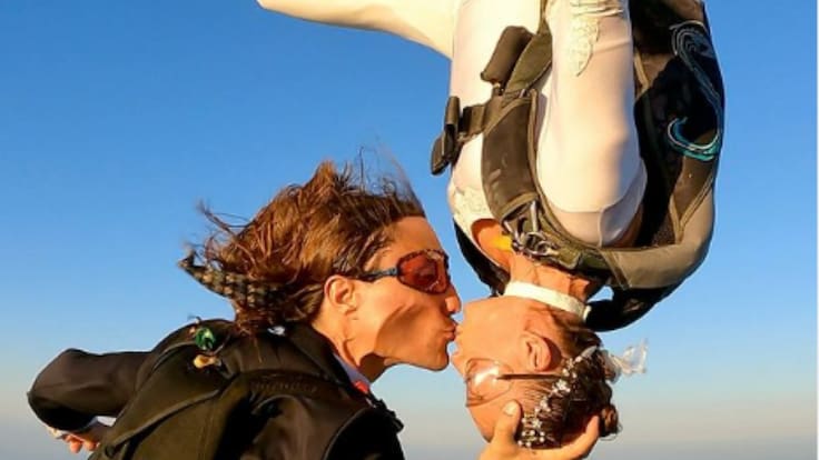 Paracaidista italiana hizo su boda en el aire: esta es su historia