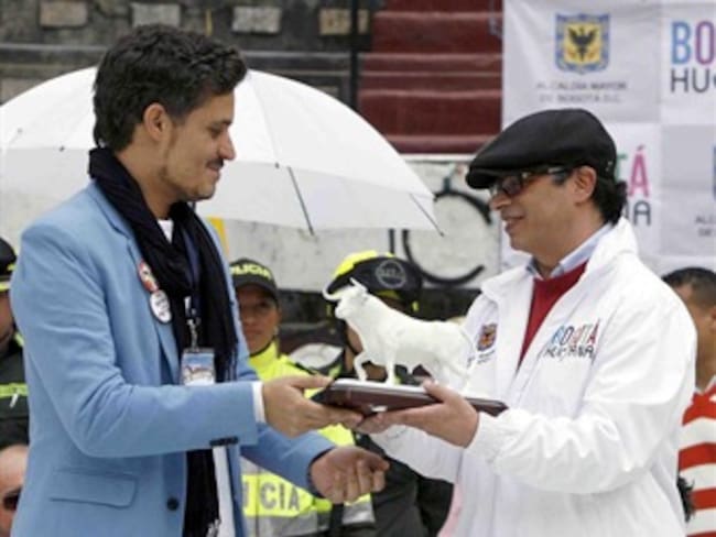El alcalde de Bogotá, Gustavo Petro, recibe del animalista Leonardo Anselmi el &#039;toro blanco&#039;.