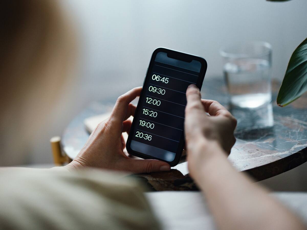 Las alarmas para despertar ¿un buen o mal hábito? Experto responde