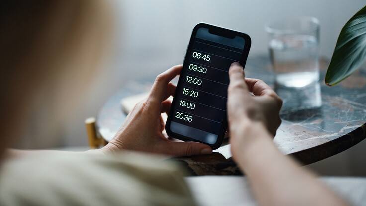 Las alarmas para despertar ¿un buen o mal hábito? Experto responde