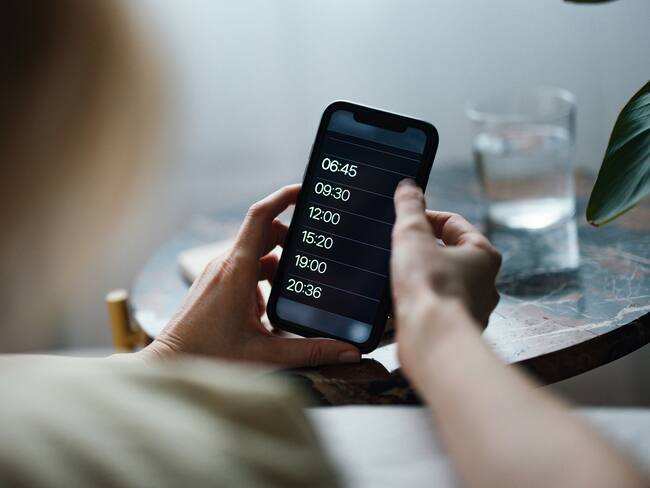 Las alarmas para despertar ¿un buen o mal hábito? Experto responde