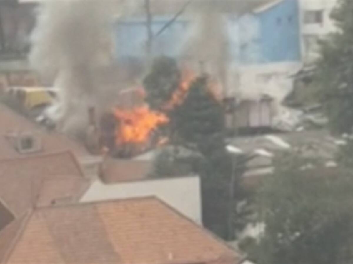 Bomberos rescatan dos personas de incendio en el barrio La Merced en Bogotá