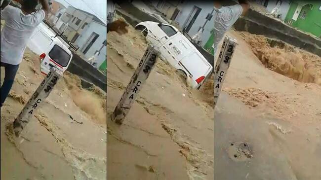 El arroyo Hospital arrastró un vehículo en Barranquilla. Foto: