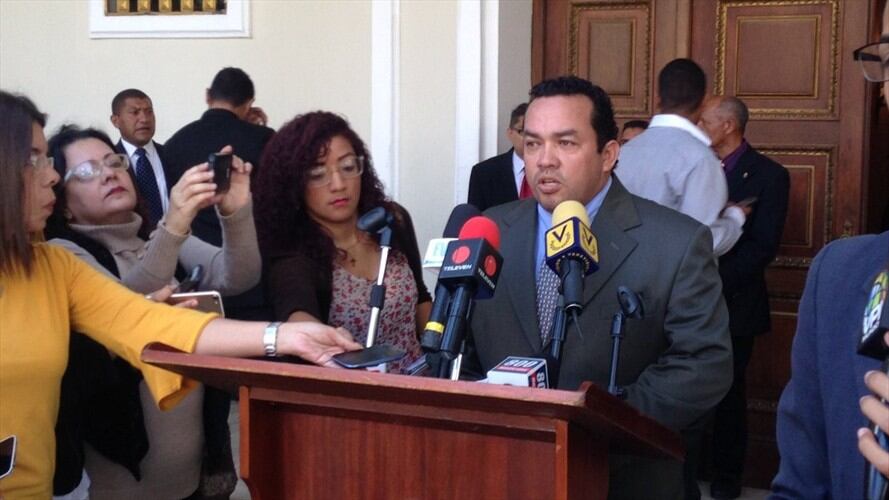 El diputado de Copei, Franklin Duarte, exigió ordenar la salida de los aviones de guerra que están en territorio nacional. Foto: Audrey Carrillo