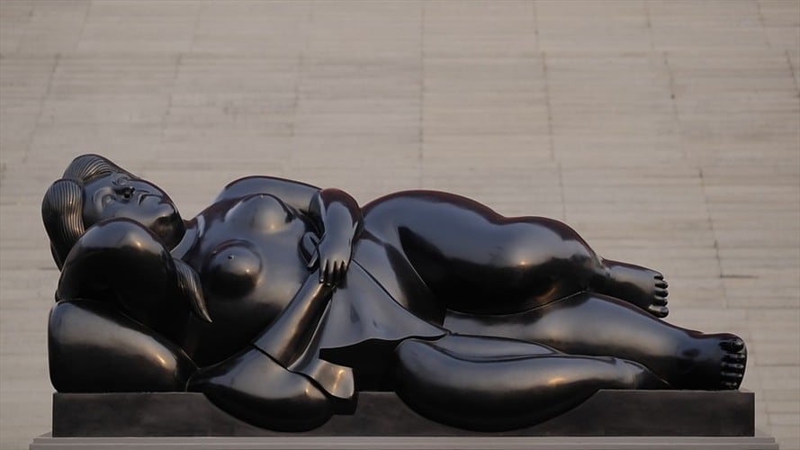 La escultura “Mujer Reclinada”, una de las obras más reconocidas del artista Fernando Botero . Foto: Colprensa