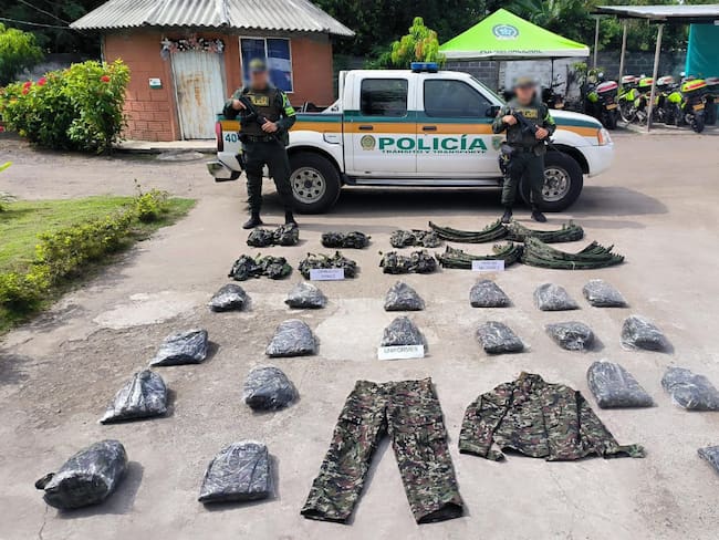 Incautan uniformes de uso privativo de las Fuerzas Militares en Córdoba. Foto: Policía.