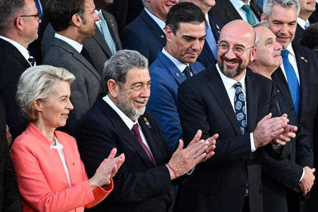La presidenta de la Comisión Europea, Ursula von der Leyen, el primer ministro de San Vicente y las Granadinas, Ralph Gonsalves, y el presidente del Consejo Europeo, Charles Michel, posan para una foto de familia durante el primer día de la Cumbre Unión Europea-Comunidad de Estados Latinoamericanos y Caribeños (UE-CELAC) en el edificio del Consejo Europeo en Bruselas. (Foto de EMMANUEL DUNAND / AFP) (Foto de EMMANUEL DUNAND/AFP via Getty Images)