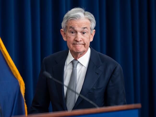 Washington (United States), 01/11/2023.- US Federal Reserve Board Chairman Jerome Powell prepares to deliver remarks after the Fed refrained from raising interest rates following its two-day conference at the Federal Reserve in Washington, DC, USA, 01 November 2023. It is the second consecutive time the Fed has left interest rates unchanged as it tries to tamp down high inflation. (Roma) EFE/EPA/JIM LO SCALZO