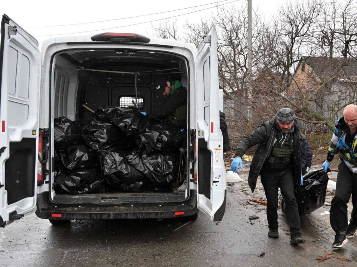 57 cuerpos fueron hallados en una fosa común en la localidad ucraniana de Bucha