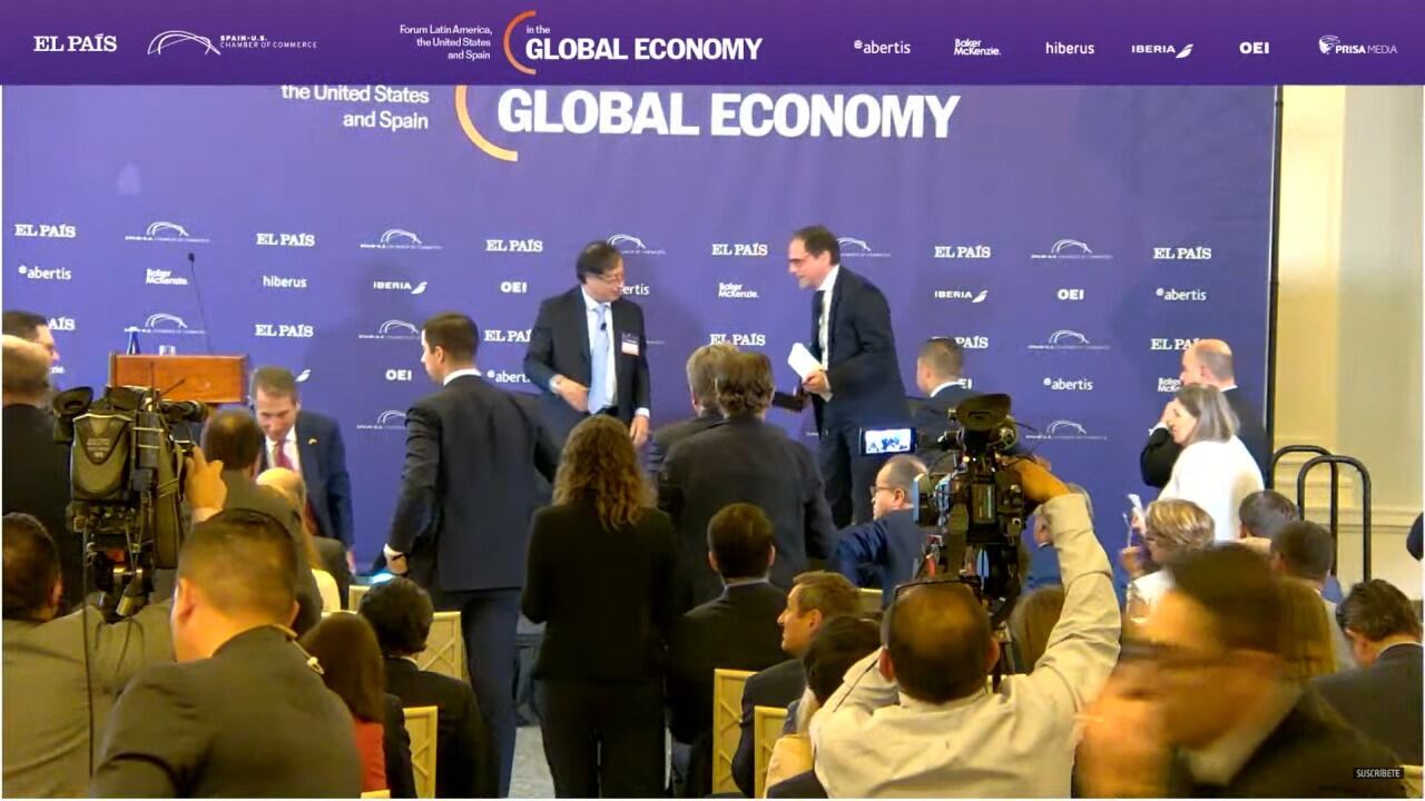 Gustavo Petro, presidente de Colombia, y Jan Martínez Ahrens, director de EL PAÍS América, en el foro ‘Latinoamérica, Estados Unidos y España en la economía global’, este miércoles en Nueva York.Foto El País / Juan Arredondo