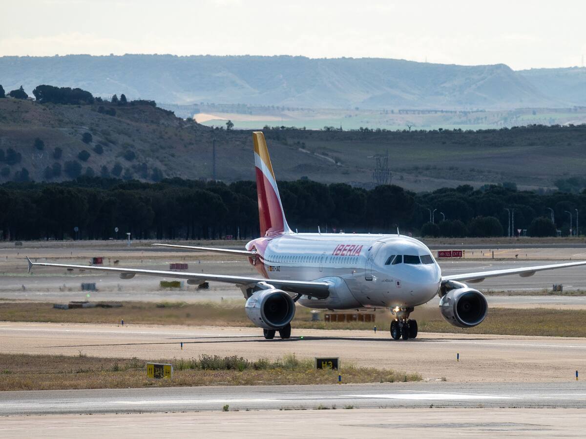 Cientos de pasajeros viven odisea en Bogotá por vuelo de Iberia cancelado tres veces