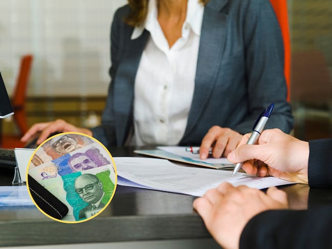 Persona en un banco firmando diferentes papeles para compra de cartera. En el círculo, la imagen de billetes colombianos de diferente denominación (Fotos vía GettyImages)