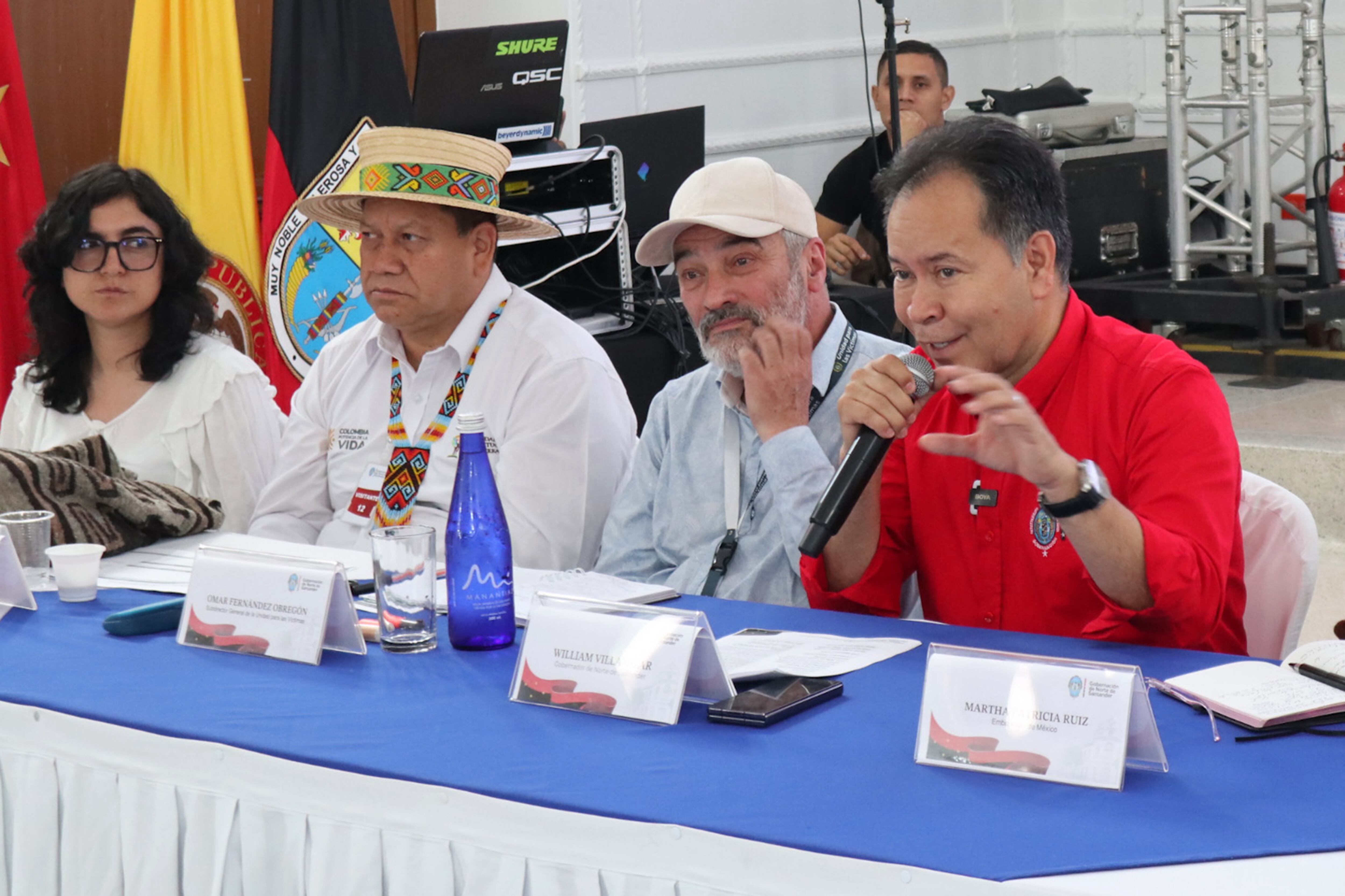 Gobernador de Norte de Santander, William Villamizar (d), habla junto a Rangel Giovani Yule (2i), director de la Unidad Administrativa de Restitución de Tierras, y Ómar Fernández (2d), subdirector general de la Unidad para las Víctimas. Foto: EFE/ Mario Caicedo