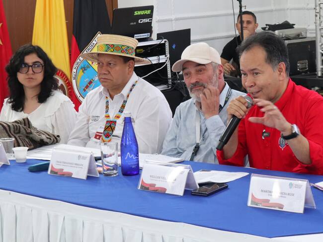 Gobernador de Norte de Santander, William Villamizar (d), habla junto a Rangel Giovani Yule (2i), director de la Unidad Administrativa de Restitución de Tierras, y Ómar Fernández (2d), subdirector general de la Unidad para las Víctimas. Foto: EFE/ Mario Caicedo