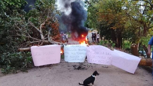 Por presuntos incumplimientos en educación, comunidad indígena bloqueó vía San José de Uré-Montelíbano