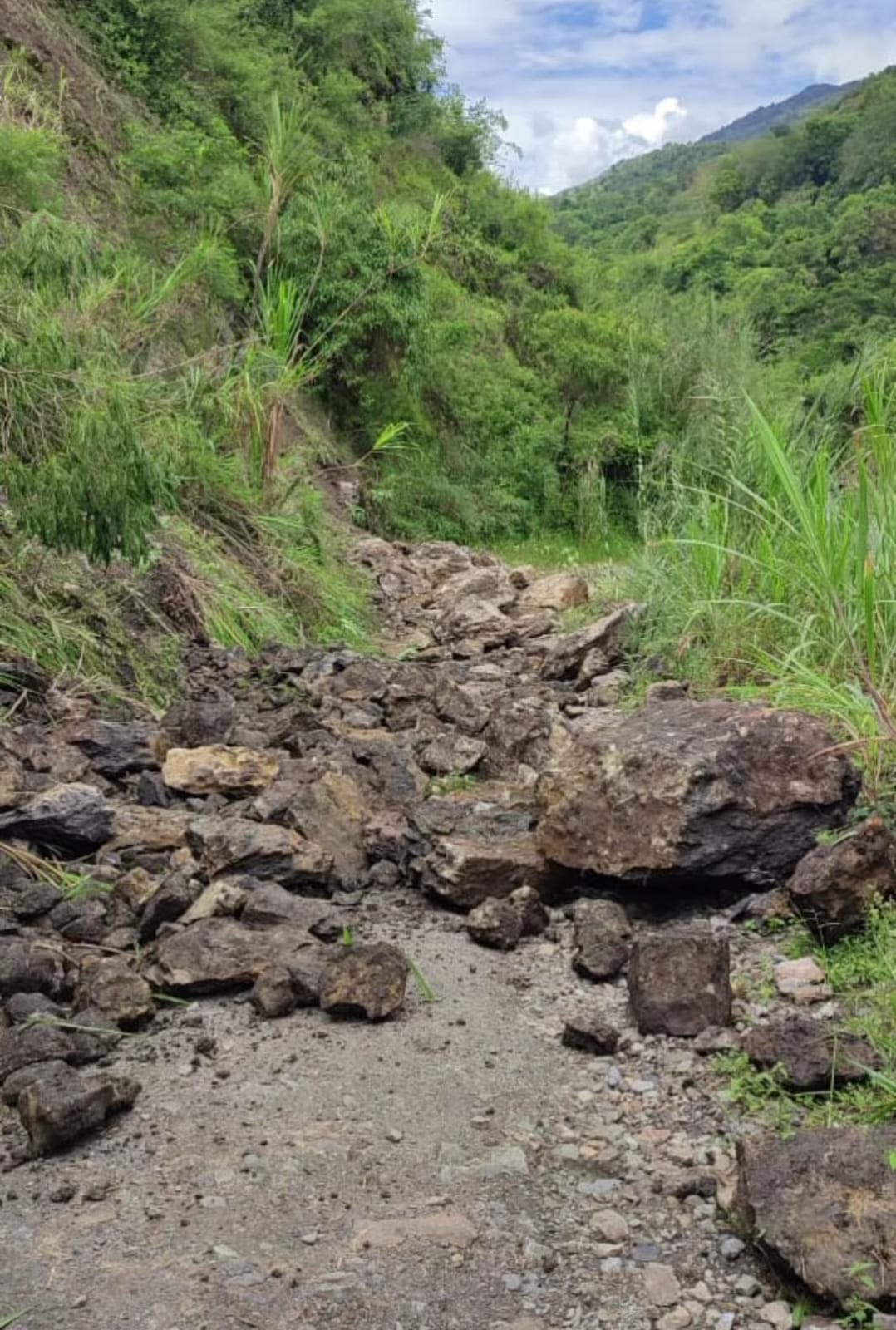Varias vías del municipio de Guateque, Boyacá, se han visto afectadas por derrumbes a causa de las fuertes lluvias / Foto: Suministrada.