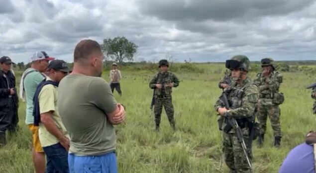 Soldados rodeados de civiles. Foto: Captura pantalla video