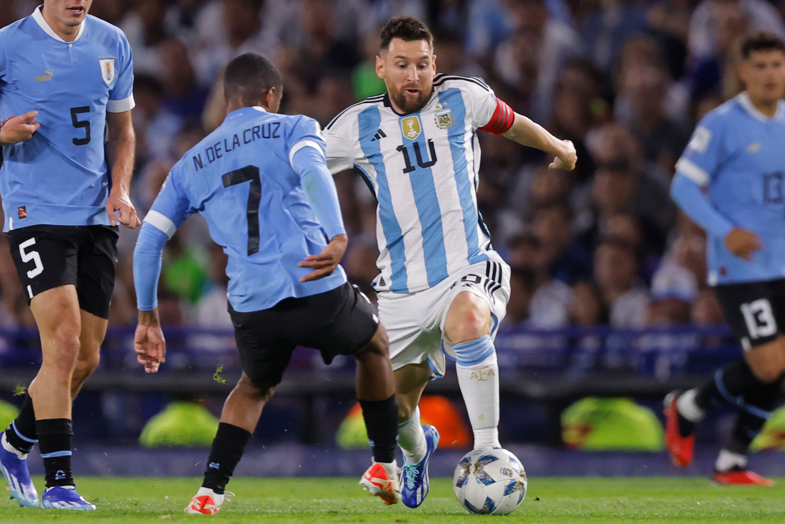 AMDEP3098. BUENOS AIRES (ARGENTINA), 16/11/2023.- Lionel Messi (d) de Argentina disputa el balón con Nicolás de la Cruz de Uruguay hoy, en un partido de las Eliminatorias Sudamericanas para la Copa Mundial de Fútbol 2026 entre Argentina y Uruguay en el estadio La Bombonera en Buenos Aires (Argentina). EFE/ Juan Ignacio Roncoroni
