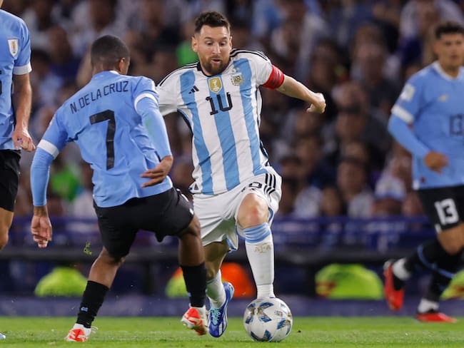 AMDEP3098. BUENOS AIRES (ARGENTINA), 16/11/2023.- Lionel Messi (d) de Argentina disputa el balón con Nicolás de la Cruz de Uruguay hoy, en un partido de las Eliminatorias Sudamericanas para la Copa Mundial de Fútbol 2026 entre Argentina y Uruguay en el estadio La Bombonera en Buenos Aires (Argentina). EFE/ Juan Ignacio Roncoroni