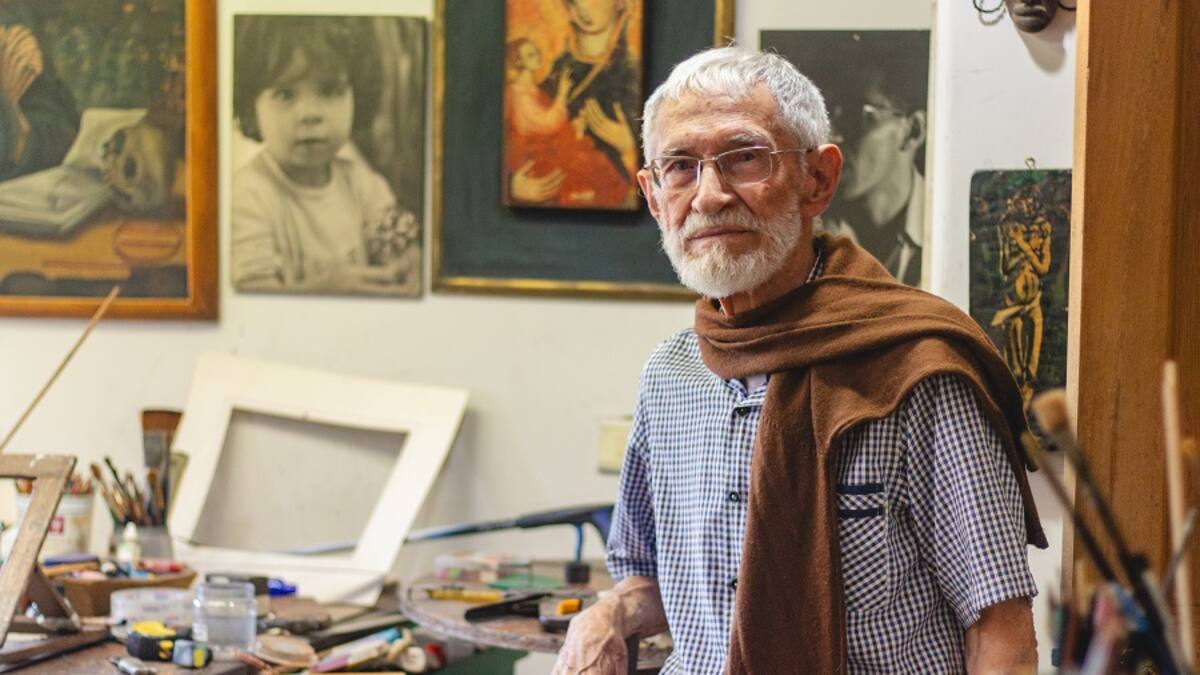 Él es Aníbal Gil, maestro y referente del grabado en Colombia, cercano a Fernando Botero