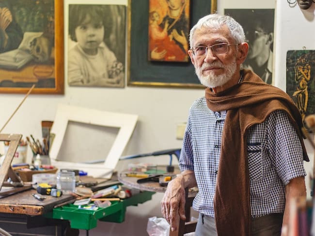 Él es Aníbal Gil, maestro y referente del grabado en Colombia, cercano a Fernando Botero