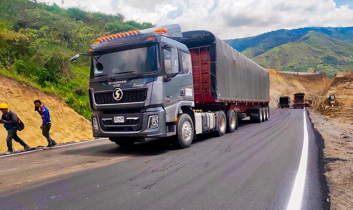 Decenas de vehículos que se encontraban represados, recuperaron la movilidad. Crédito: Invías.