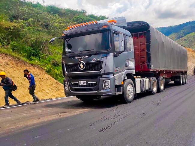 Decenas de vehículos que se encontraban represados, recuperaron la movilidad. Crédito: Invías.
