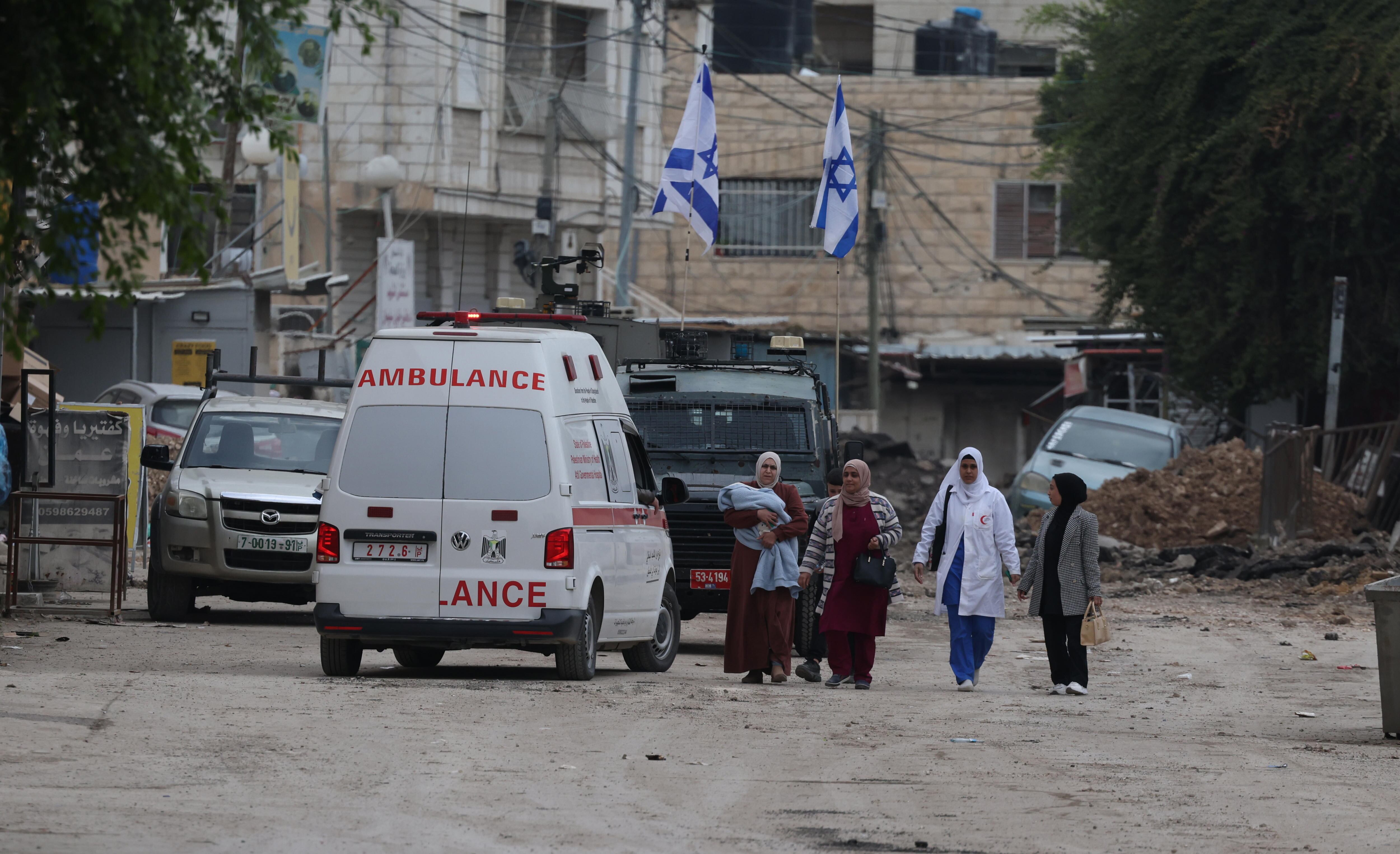 Yenín (-), 22/01/2025.- Palestinos abandonan el hospital de Yenín el segundo día de una operación militar israelí en la ciudad cisjordana.