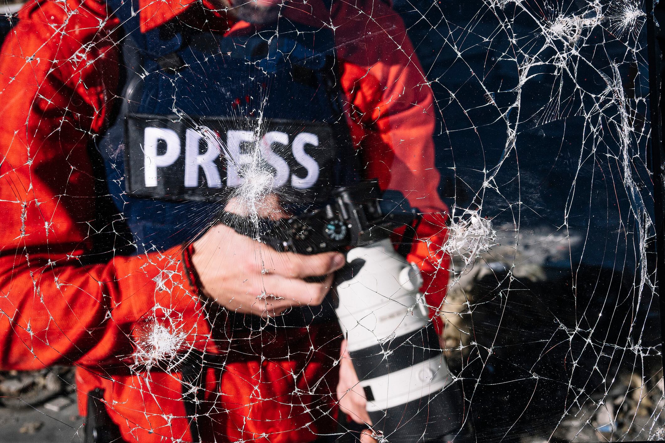 Periodista de guerra con cámara digital en zona de guerra. Foto: Getty Images/ Fotografía de stock