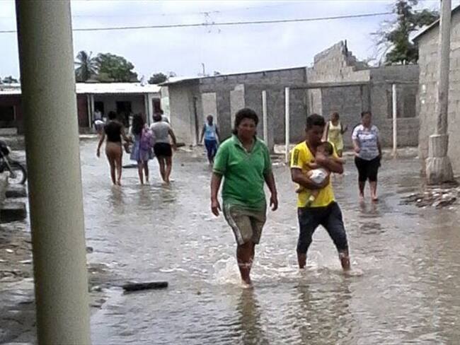 También en el kilómetro 19, en la vía que conduce de Barranquilla a Ciénaga, el mar amenaza con entrar a la vía. Foto: Defensa Civil | Video: Emisora Atlántico