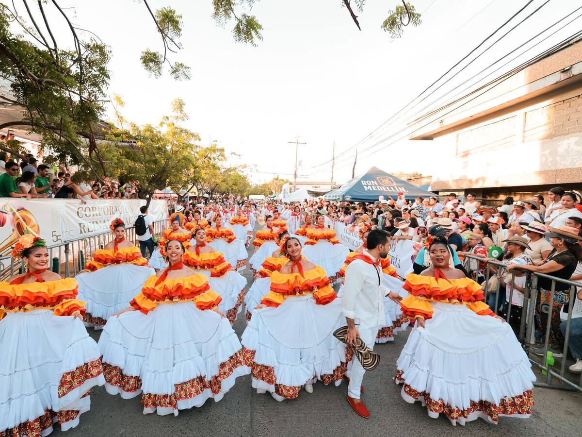 Más de 1.000 artistas de los 30 municipios de Córdoba participaron en la parada folclórica