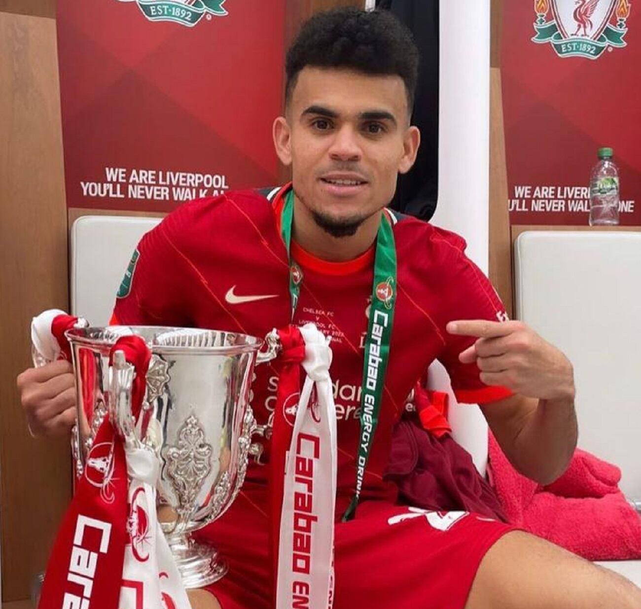 Luis Díaz con el trofeo de la Copa de la Liga Inglesa / Liverpool FC