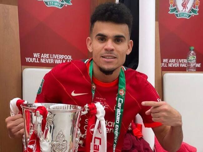 Luis Díaz con el trofeo de la Copa de la Liga Inglesa / Liverpool FC