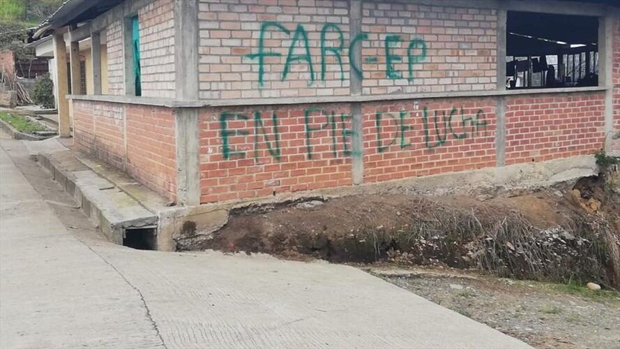 Las paredes de la vivienda del aspirante fueron pintadas con letreros alusivos a las Farc . Foto: Miller Hurtado