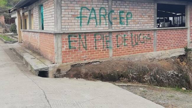 Las paredes de la vivienda del aspirante fueron pintadas con letreros alusivos a las Farc . Foto: Miller Hurtado