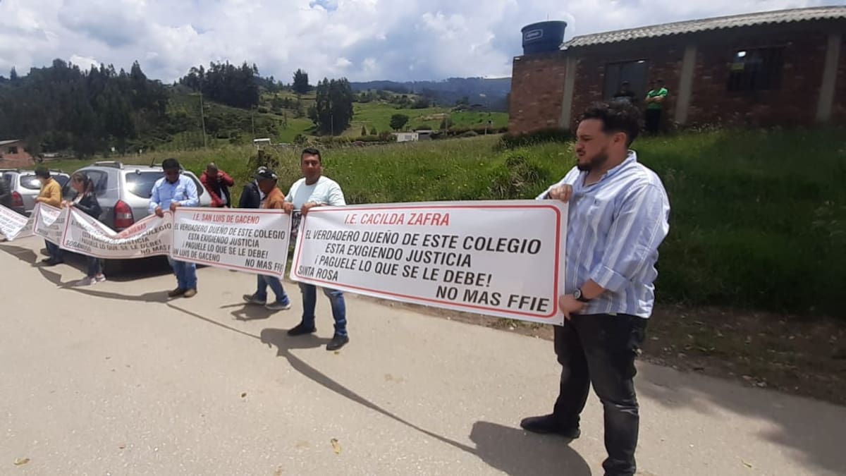 ¿Qué les dijo la ministra Educación a subcontratistas del FFIE que exigen sus pagos?