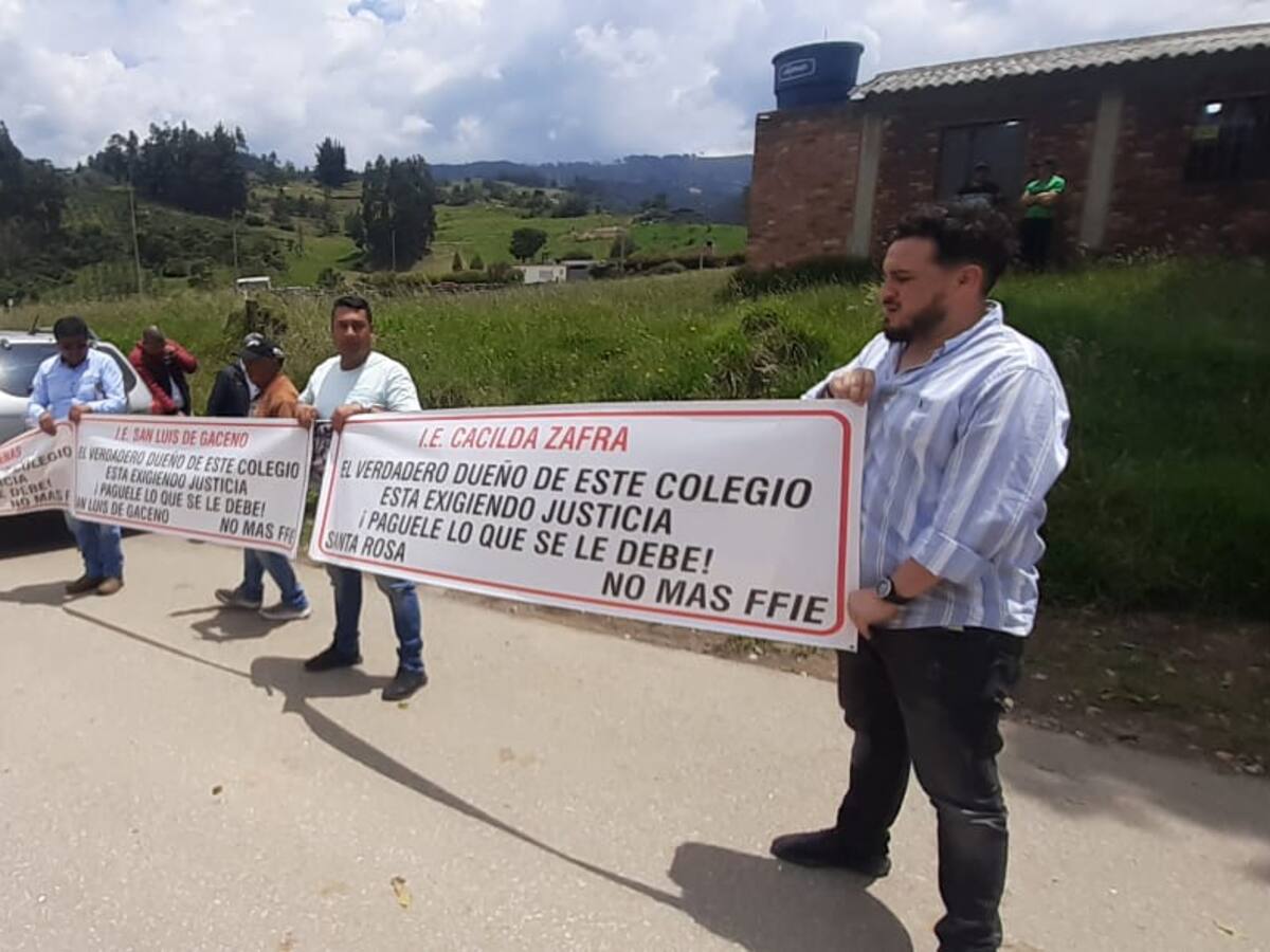 ¿Qué les dijo la ministra Educación a subcontratistas del FFIE que exigen sus pagos?