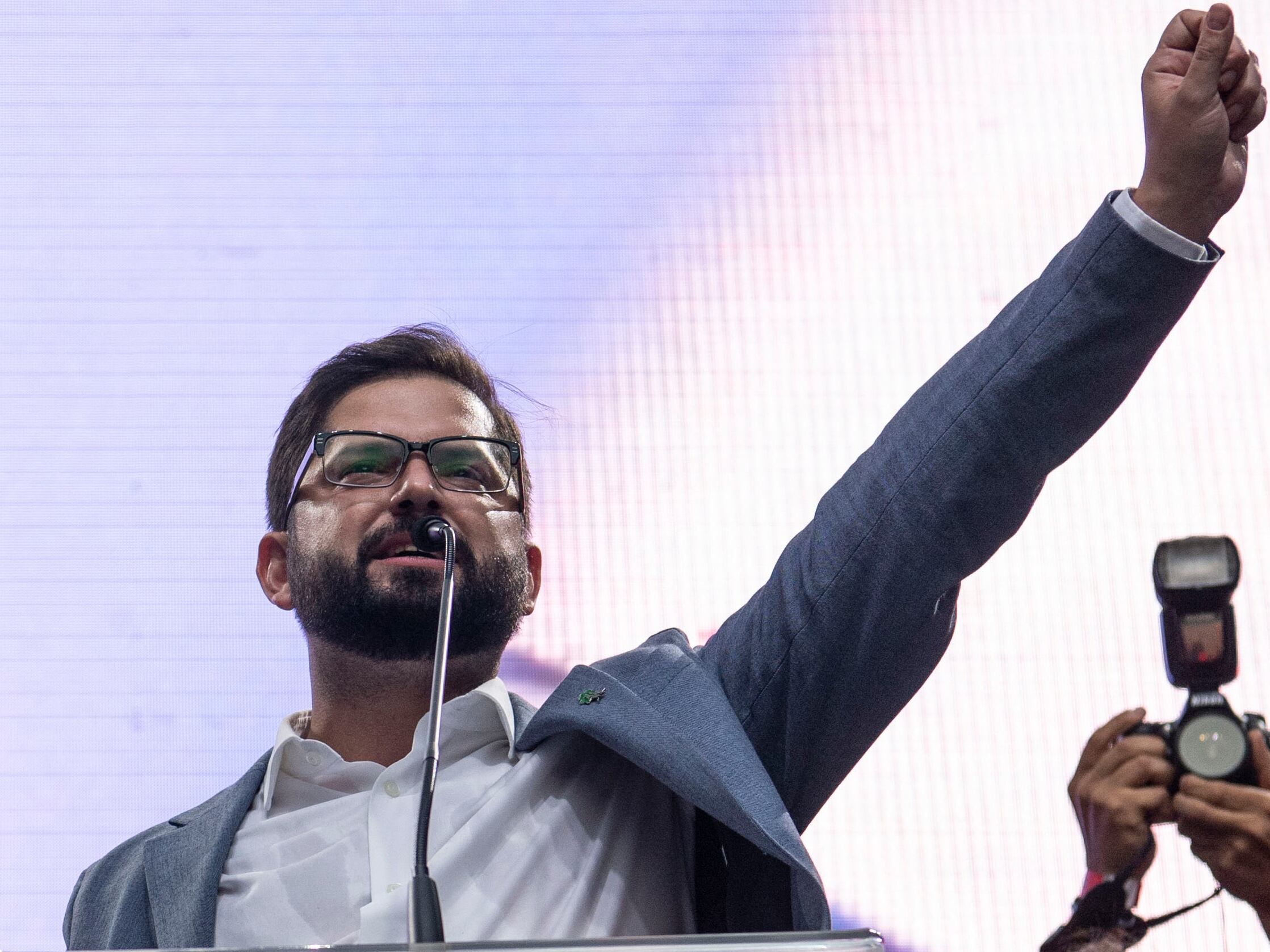 Chilean presidential candidate Gabriel Boric, from the Apruebo Dignidad party, gestures during his closing campaing rally in Santiago, on December 16, 2021, ahead of the presidential run-off election. - Far-right fiscal conservative Jose Antonio Kast and left-wing former student activist Gabriel Boric will vie to become president of Chile next month in a run-off election, two years after anti-inequality protests that set the country on the path to constitutional change. (Photo by MARTIN BERNETTI / AFP)