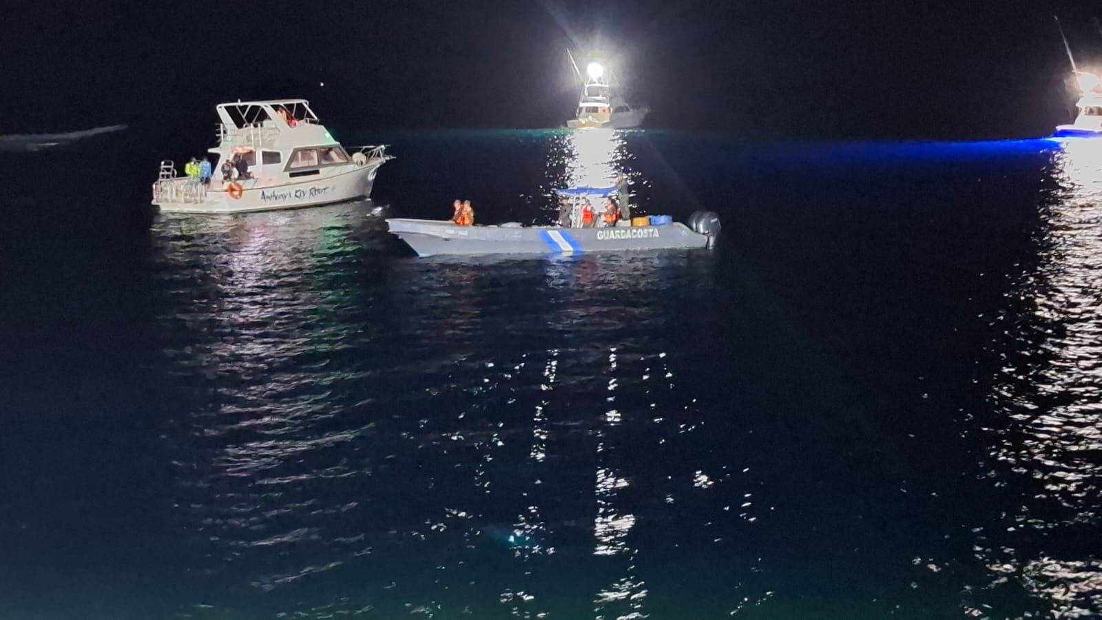 Autoridades hondureñas en el lugar donde cayó el avión. EFE/Fuerzas Armadas Honduras  