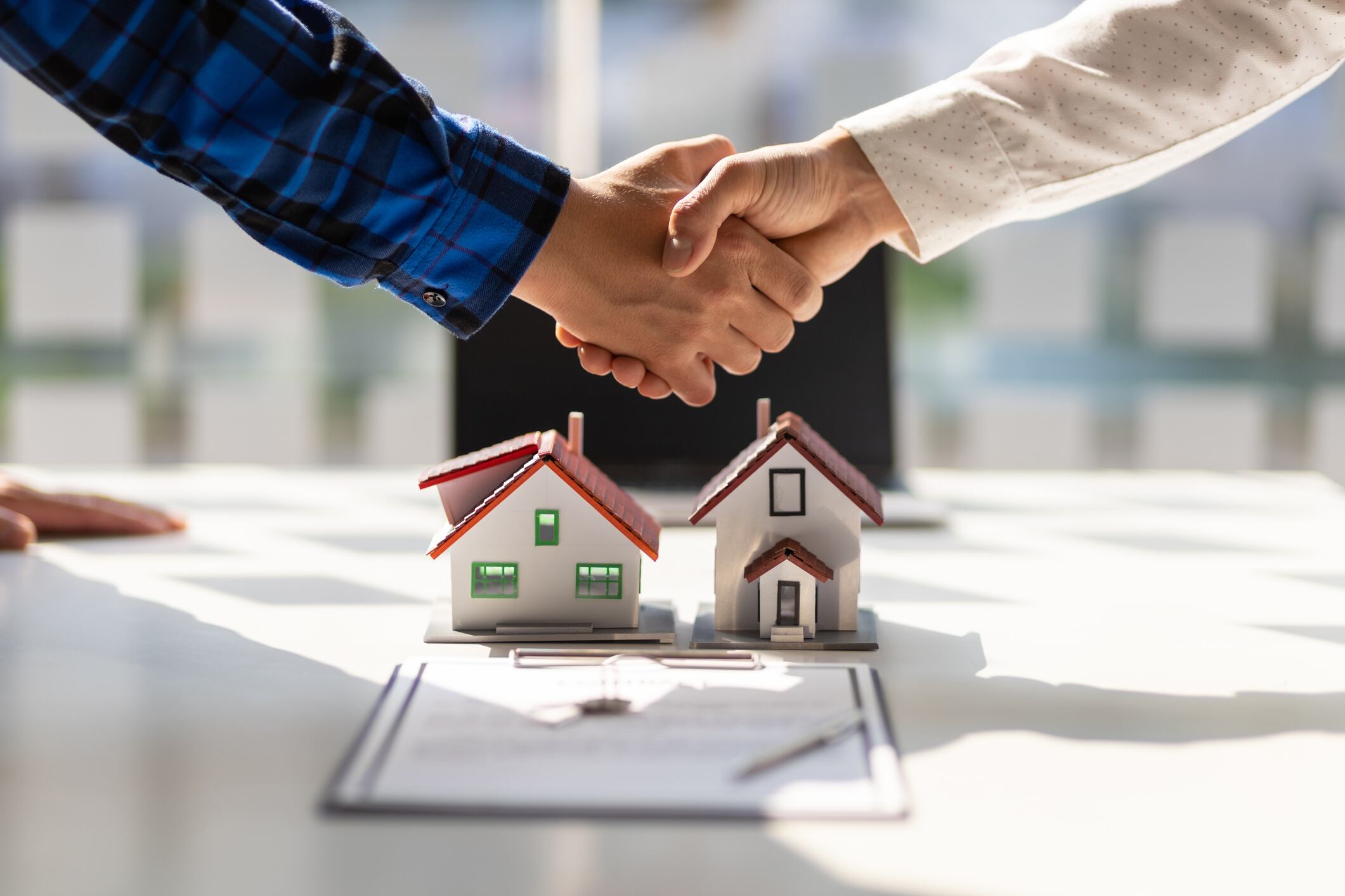 Personas acordando contrato de vivienda (Getty Images)