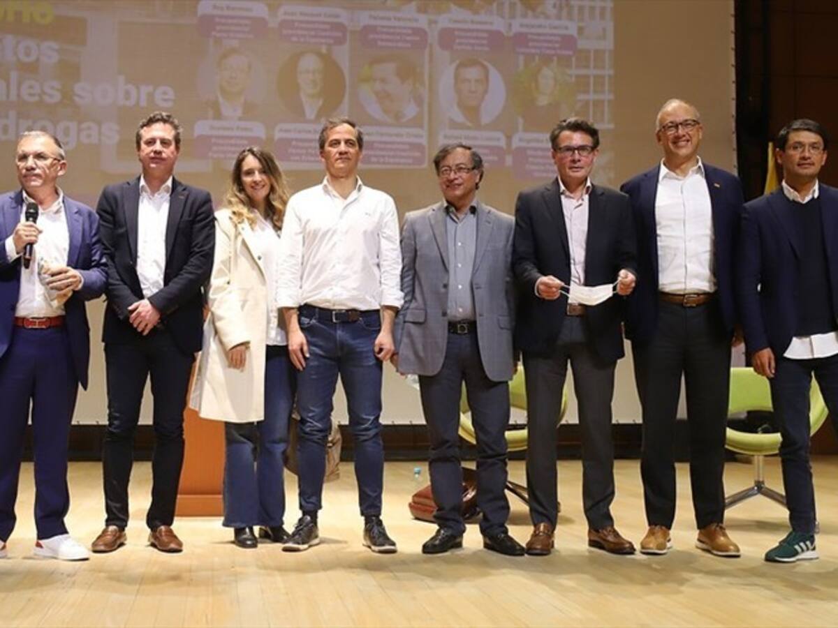 Fumigación aérea de cultivos ilícitos genera posiciones divididas en precandidatos