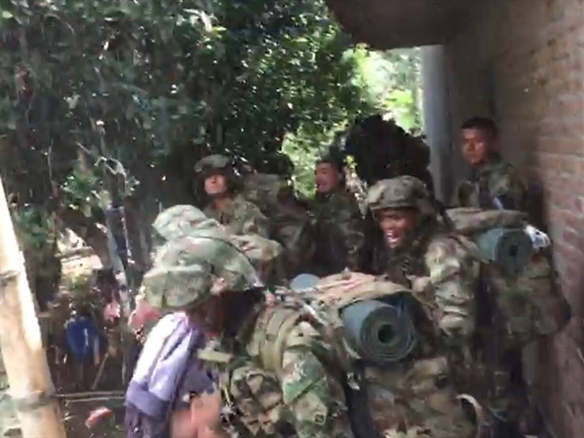 Video: soldados hicieron disparos tras ser obligados a abandonar labores de erradicación
