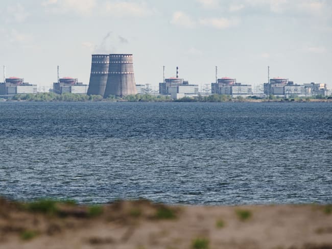 Una vista general de la planta de energía nuclear de Zaporizhzhia, situada en el área controlada por Rusia de Enerhodar, vista desde Nikopol el 27 de abril de 2022. (Photo by ED JONES/AFP via Getty Images)