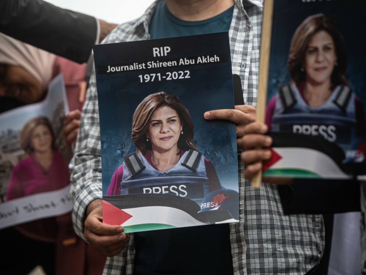 Video: funeral de la periodista Shireen Abu Akleh terminó en enfrentamientos; el ataúd cayó al piso