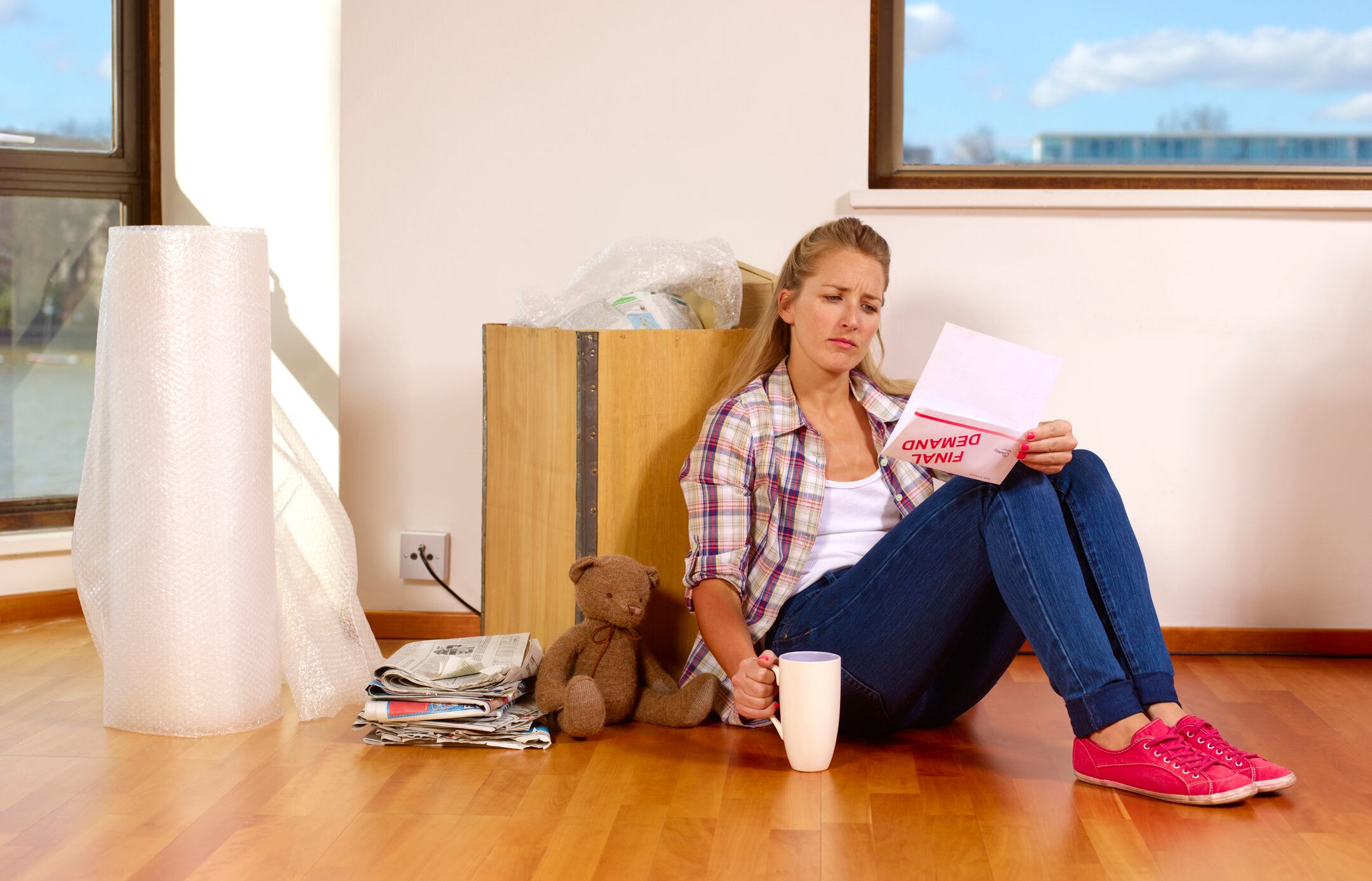 Mujer preocupada recibiendo una notificación sobre su situación de arrendamiento (Getty Images)